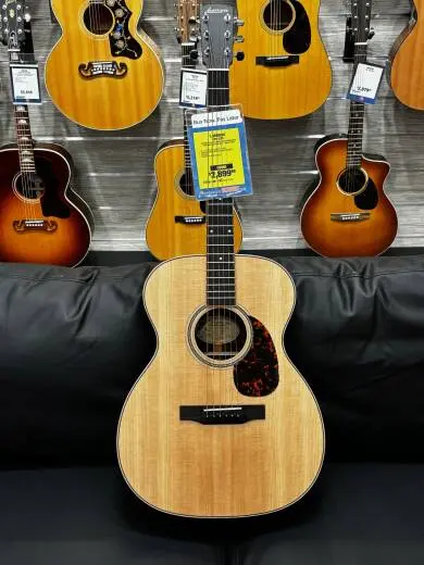 Store Special Product - Larrivee - OM-03R